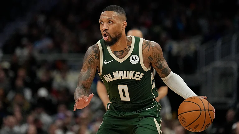 Damian Lillard led the Bucks against the Clippers. - null