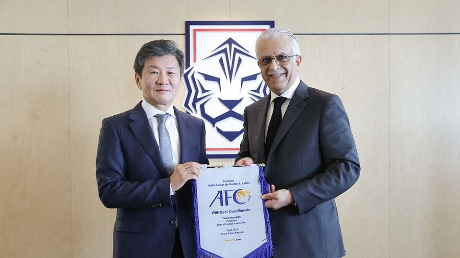 Photo: X/ @theafcdotcom : AFC President Sheikh Salman bin Ebrahim Al Khalifa of Bahrain (R) with a Korean delegate. 