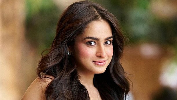 Instagram : Ayesha Khan