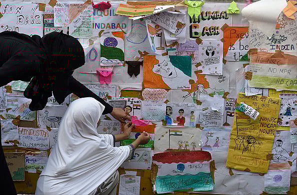 Getty Images : Students draw painting while Muslim women stage a Shaheen Bagh like protest against CAA and NRC at Mumbai central, on February 4, 2020 in Mumbai, India. 