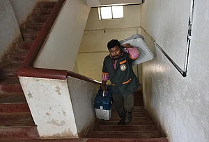 (Photo by Arijit Sen via Getty Images)
: A Bruhat Bengaluru Mahanagara Palike (BBMP) staff carries Electronic Voting Machines (EVM) at the mustering centre in Kamlabai Girls High School on May 11, 2018 in Bengaluru, India. (Representational Photo)