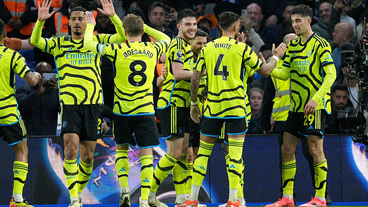 (AP Photo/Dave Shopland) : Arsenal's Kai Havertz, right, celebrates with teammates after scoring his side's second goal during the English Premier League soccer match between Brighton and Hove Albion and Arsenal at the American Express Community Stadium in Brighton, England, Saturday, April 6, 2024. 