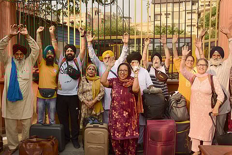 Sikh pilgrims leave for Pak