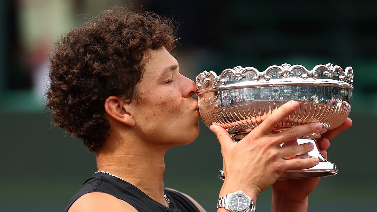 Instagram/@benshelton
 : Ben Shelton celebrates his victory by proudly holding the championship cup after defeating Tiafoe 7-5, 4-6, 6-3 to secure his second ATP title.
