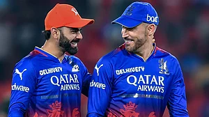Virat Kohli (L) played a big part in RCB's win
