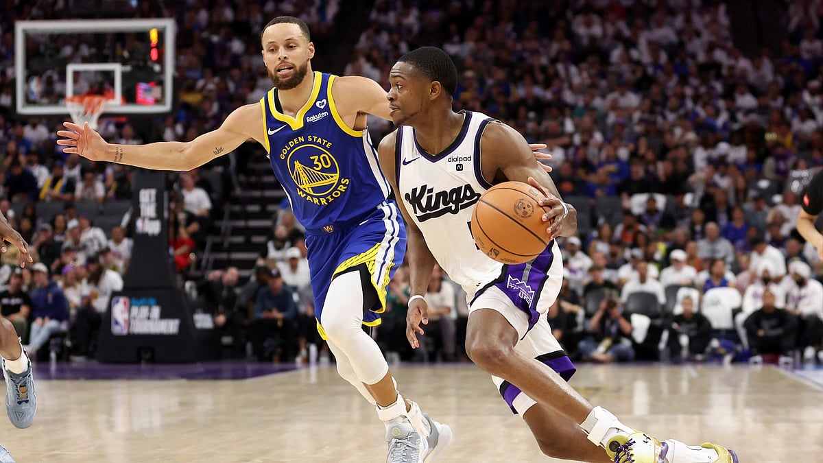 De'Aaron Fox takes on Stephen Curry.