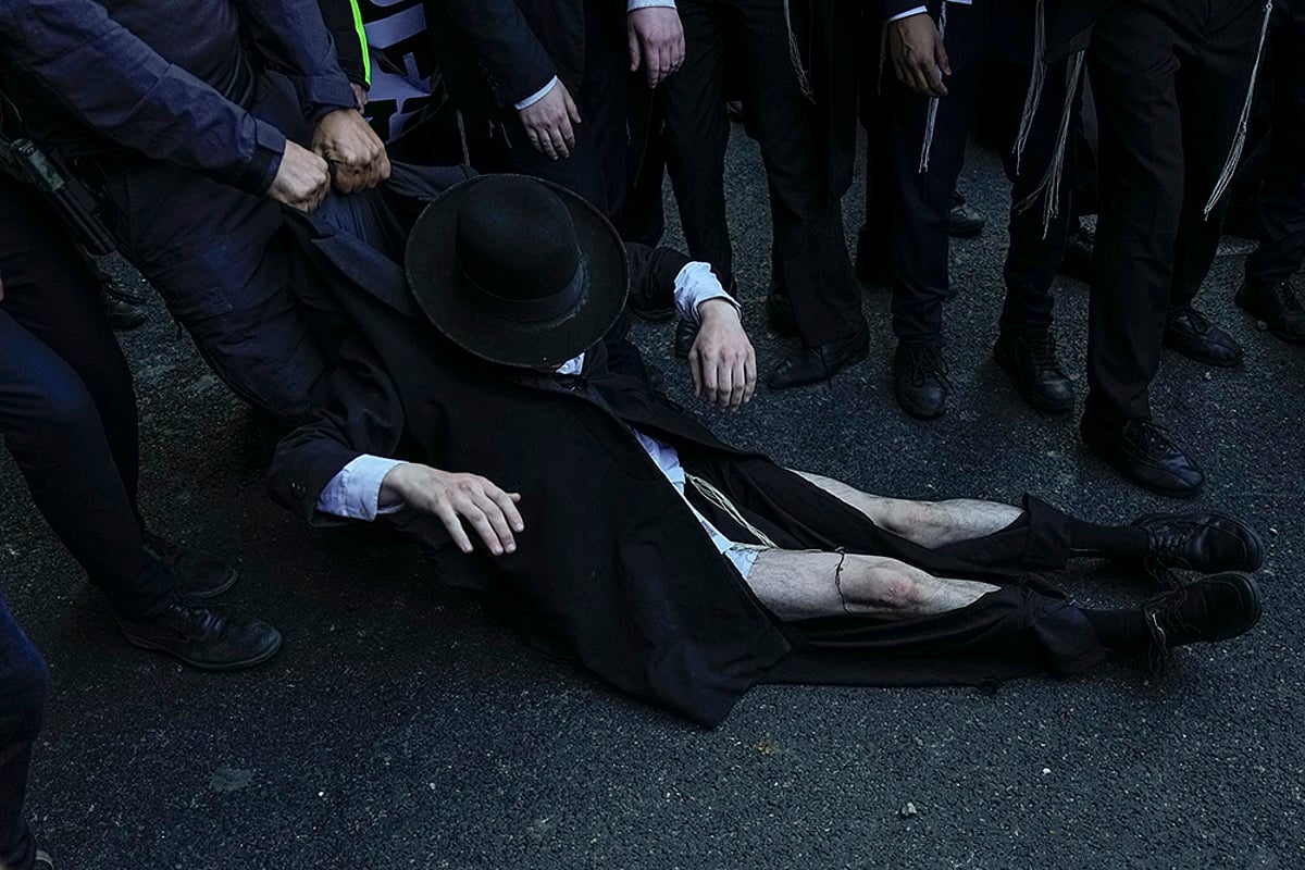 Israel: Ultra-Orthodox Jews Block Highways In Protest Against Army Recruitment | Pics