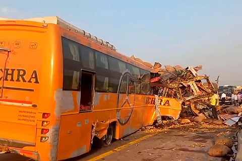 Accident on Agra-Lucknow Expressway