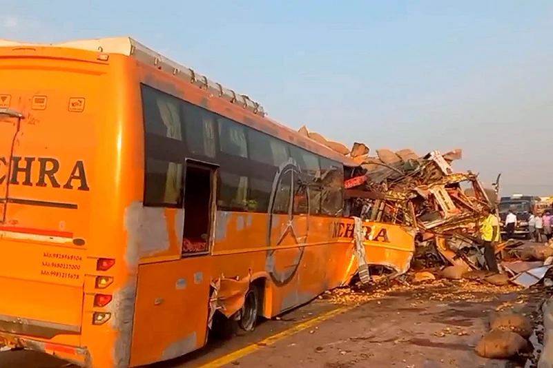 Accident on Agra-Lucknow Expressway