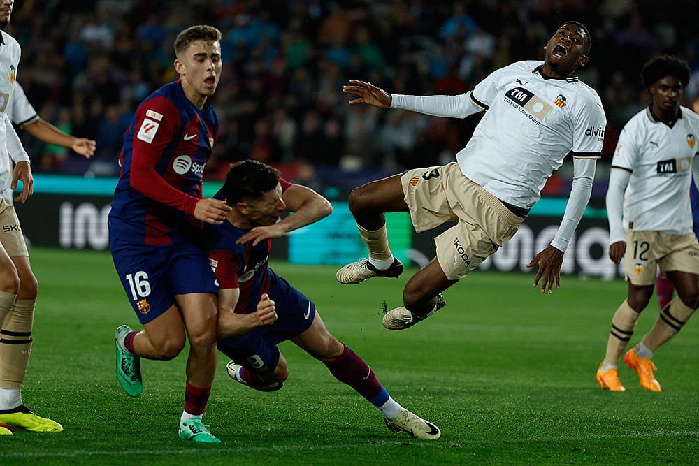 Photo: AP/Joan Monfort : La Liga: Barcelona vs Valencia
