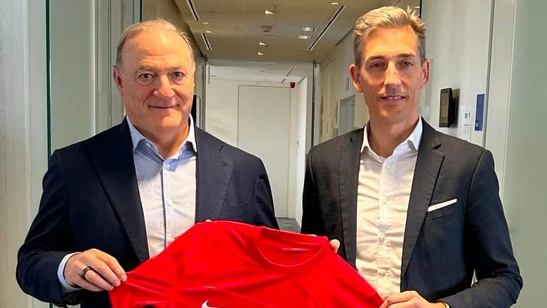 Mallorca club president and majority owner Andy Kohlberg, left, and club's business CEO and Alfonso Díaz pose for a photo during an interview for The Associated Press in Madrid Monday, April 1, 2024. Ask Andy Kohlberg, one of the American owners of Spanish club Mallorca along with NBA greats Steve Kerr and Steve Nash, if he recommends the soccer club-ownership experience that he is having in Europe, and he'll give you a straight answer. "Not to anyone sane,". - (AP Photo/Tales Azzoni)