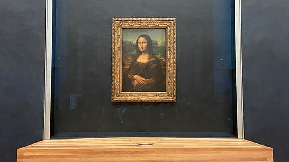 Pinterest : Mona Lisa in Louvre Museum.