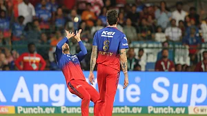 AP Photo/Kashif Masood : Royal Challengers Bengaluru's captain Faf du Plessis successfully takes a catch to dismiss Sunrisers Hyderabad's Travis Head during the Indian Premier League cricket match between Royal Challengers Bengaluru and Sunrisers Hyderabad in Bengaluru.