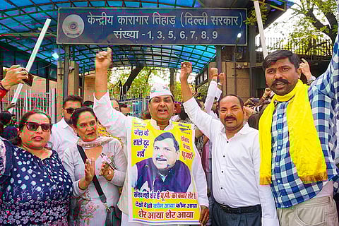 AAP supporters outside Tihar Jail