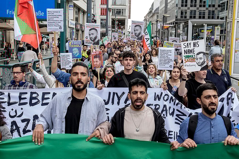 | Photo: AP/Ebrahim Noroozi : Germany Iran Protest Rapper