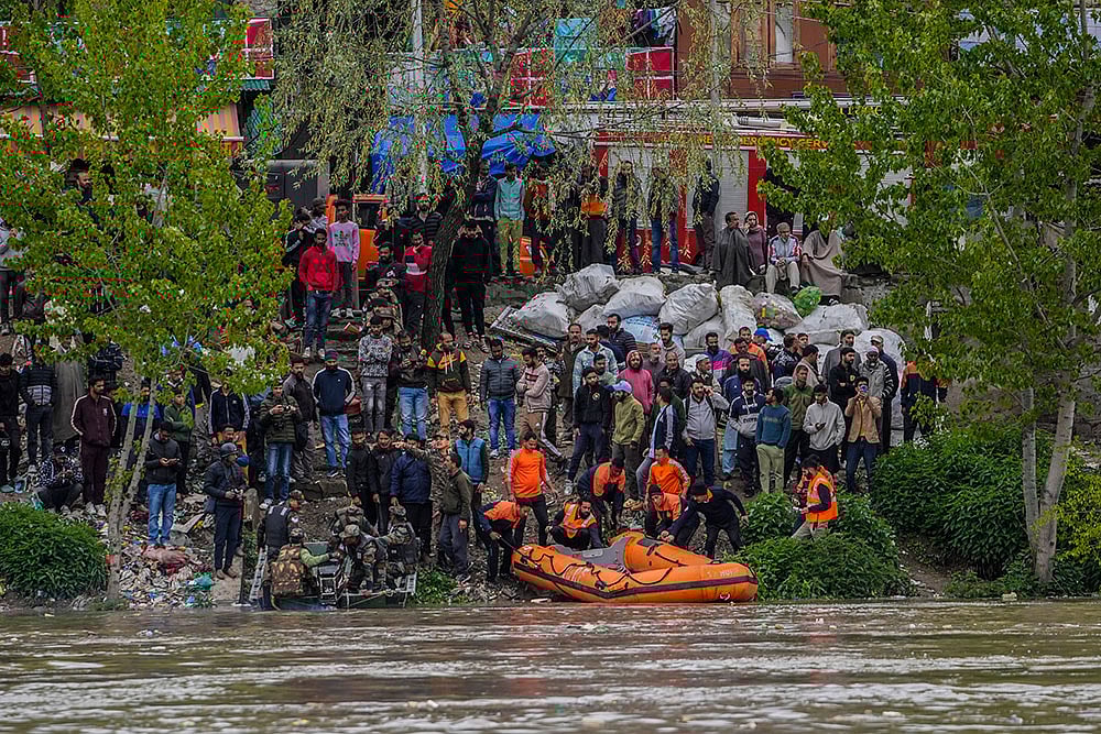 Photo: AP/Mukhtar Khan : Boat Capsizes in Jhelum River