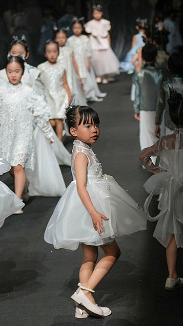 Tatan Syuflana : China Fashion Week