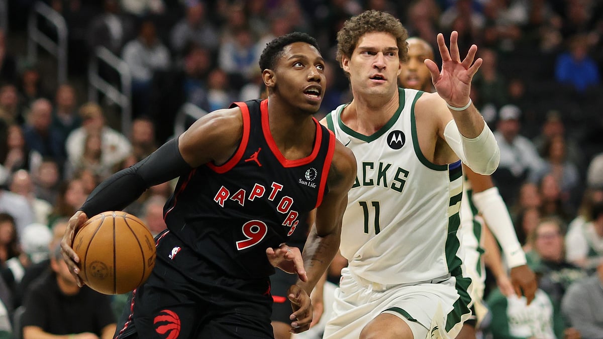 Toronto Raptors forward RJ Barrett drives to the basket against the Milwaukee Bucks on Saturday (April 6, 2024).