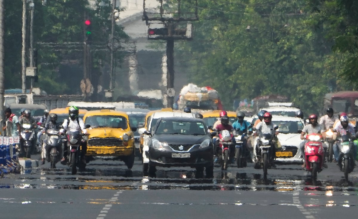 Kolkata: Mirage appears on the Red road on a hot Summer day, in Kolkata, Saturday, April 20, 2024.  - PTI