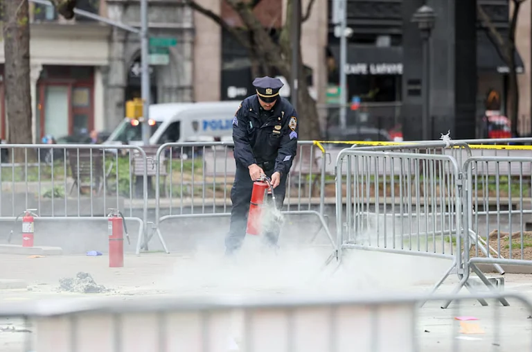 Man sets himself on fire outside New York courthouse - Reuters