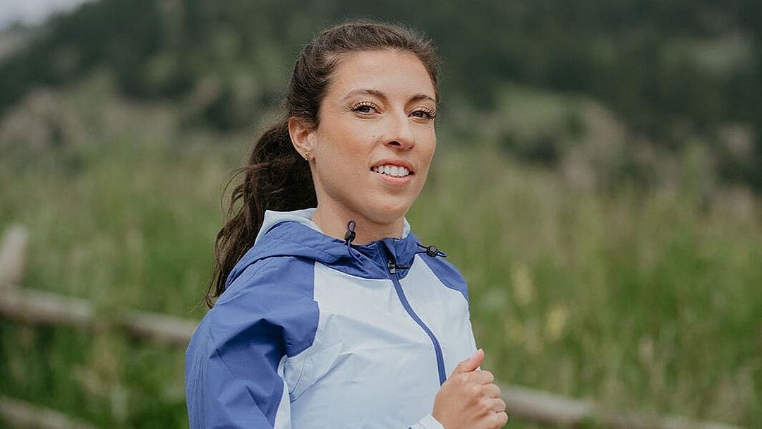 Boston Marathon 2024 Emma Bates Vies for Victory, Dodging Potholes and Kenyan Rivals