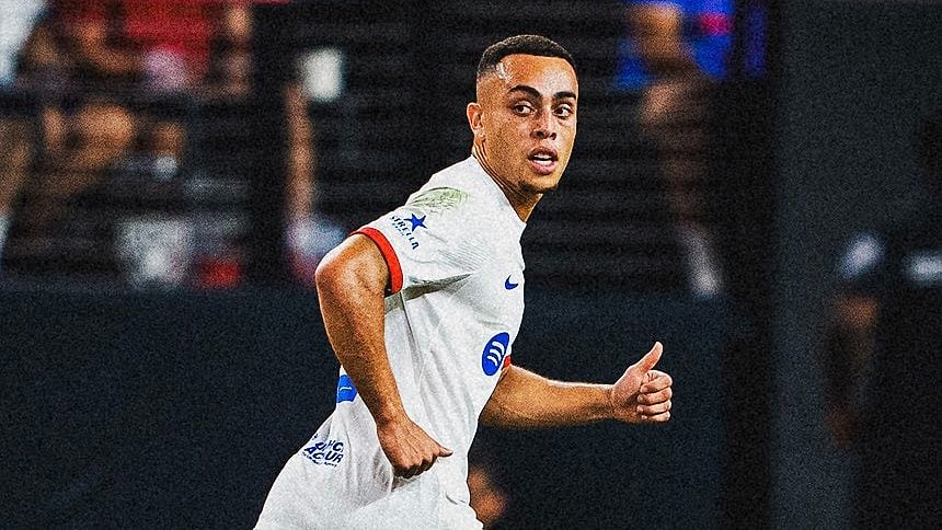 Sergiño Dest/X : Sergino Dest suffers a knee injury while training. 