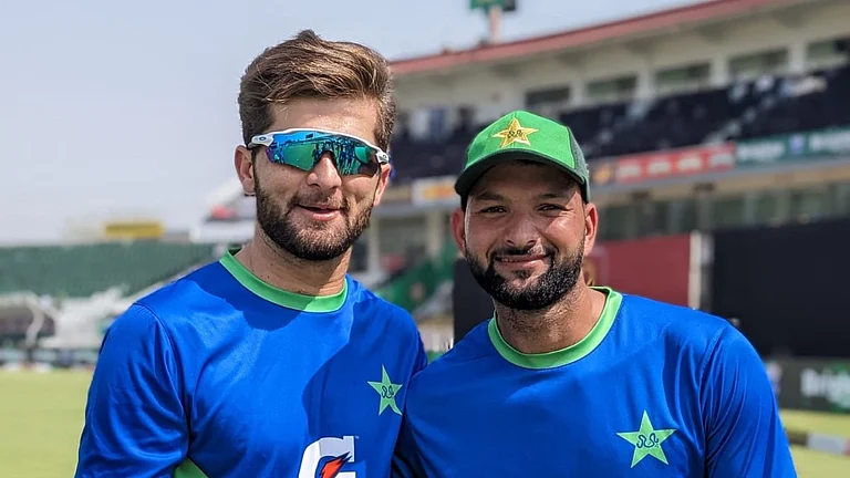 Young pacer Ehsanullah (R) with Shaheen Shah Afridi in Pakistan cricket team's camp. - Photo: X/ @TheRealPCB