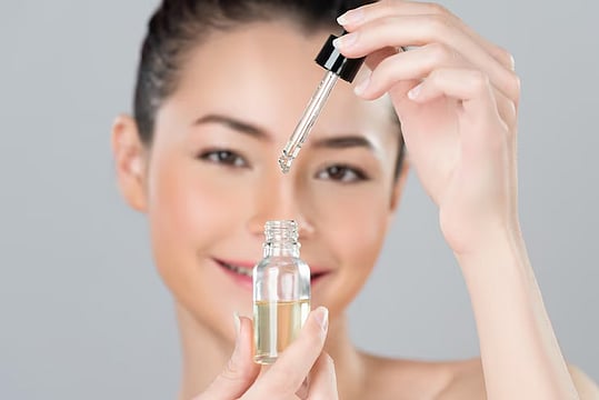 The Best Vitamin C Serums for Oily Skin in India (2024)