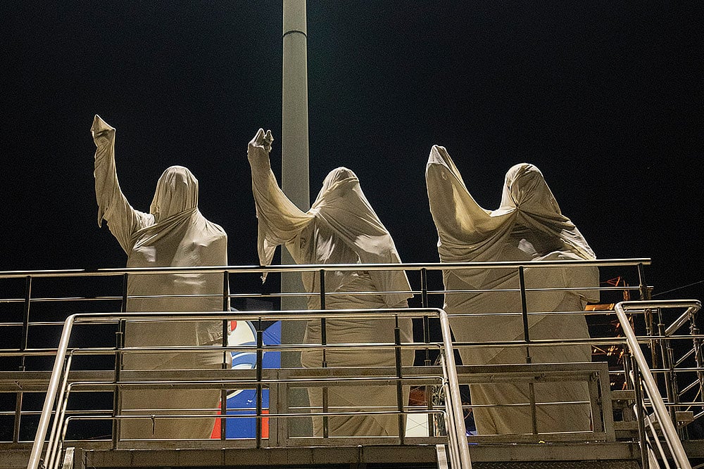 Photos: Manpreet Romana : Statues of J Jayalalithaa, 
M G Ramachandran and 
C N Annadurai at 
Avinashi Road, Coimbatore 