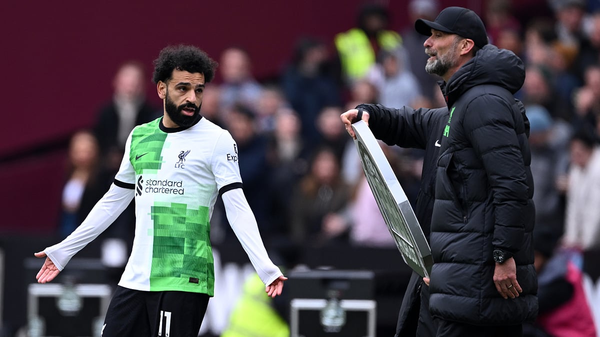 Mohamed Salah (L) and Jurgen Klopp (R) exchanging words at the London Stadium - File