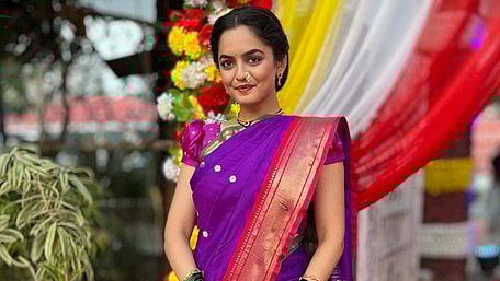 Neha Harsora's Wedding Look In 'Udne Ki Aasha' akin To Priyanka Chopra's In 'Raat Ke Dhai Baje'