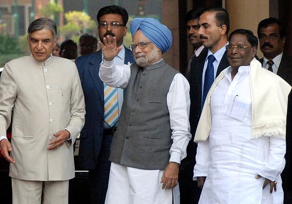 RAVEENDRAN/AFP via Getty Images : Indian Prime Minister Manmohan Singh (C) arrives for the winter session of Parliament in New Delhi on November 19, 2009