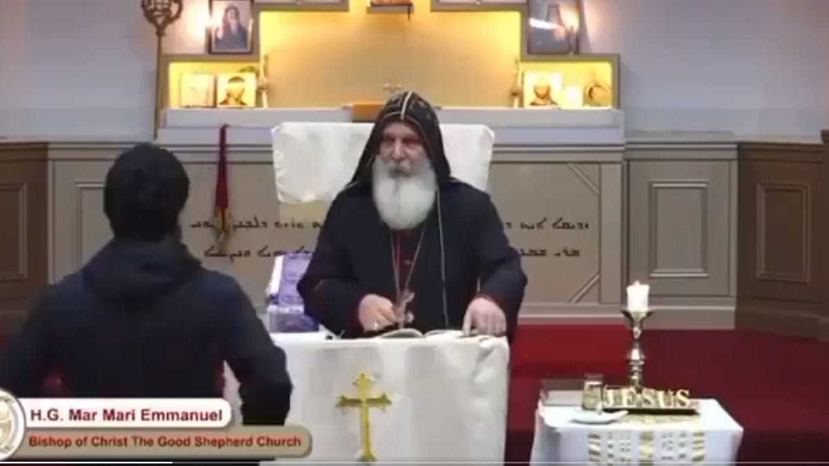 X/@MyLordBebo : Moments before the attacker lunges at Bishop Mar Mari with a knife