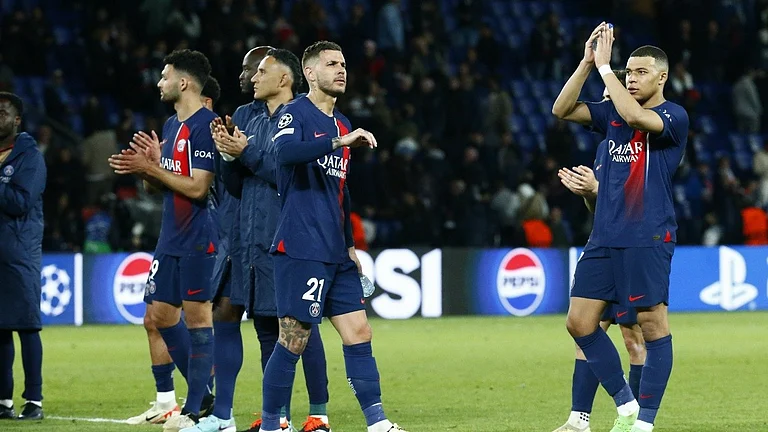 PSG currently trail Barcelona 2-3 - X/@PSG_en