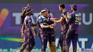 (AP Photo/Bikas Das) : Kolkata Knight Riders' Ramandeep Singh, third left, is congratulated by teammates after taking the catch of Lucknow Super Giants' Deepak Hooda during the Indian Premier League cricket match between Kolkata Knight Riders and Lucknow Super Giants in Kolkata, India, Sunday, April 14, 2024.