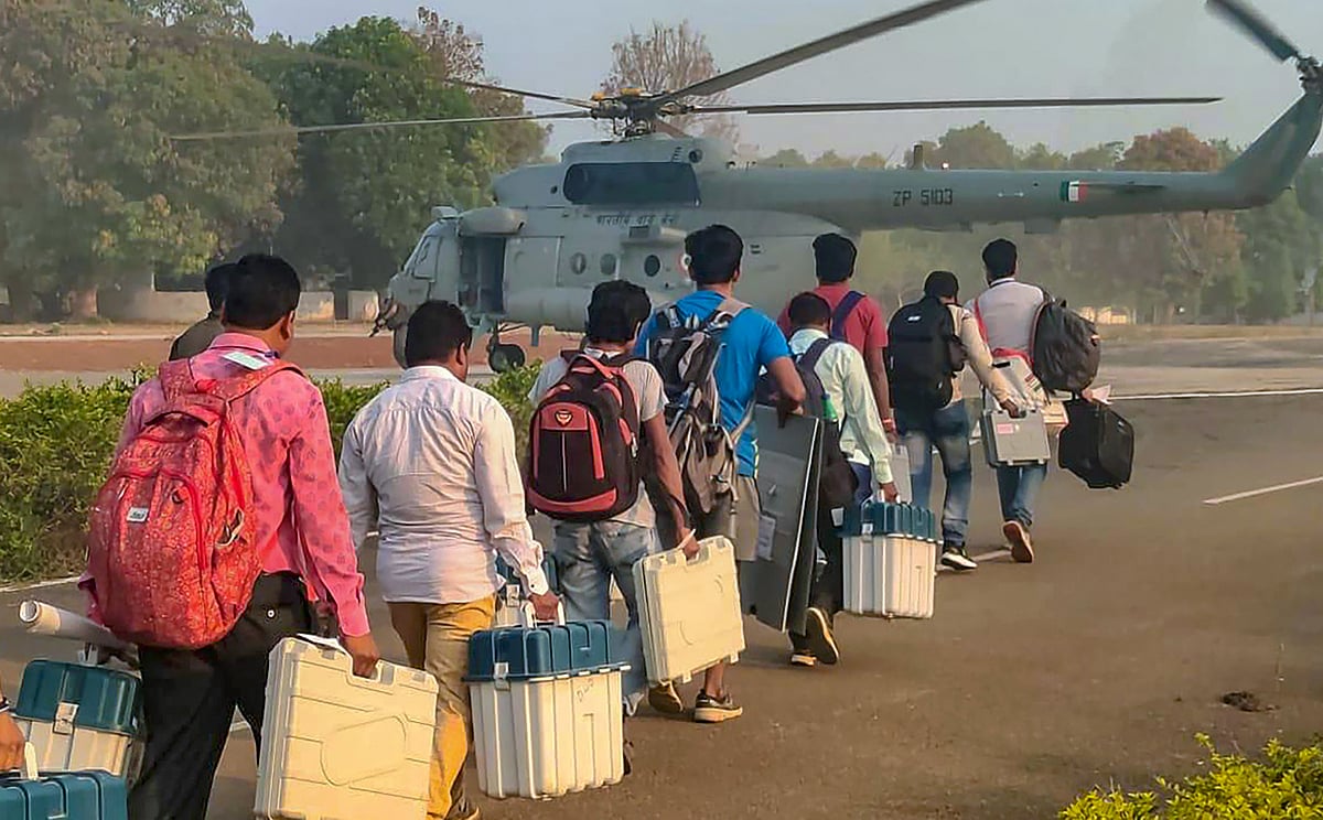 PTI : Polling officials with EVMs and other election material leave for poll duty, ahead of Lok Sabha elections, in Sukma district, Chhattisgarh, Tuesday, April 16