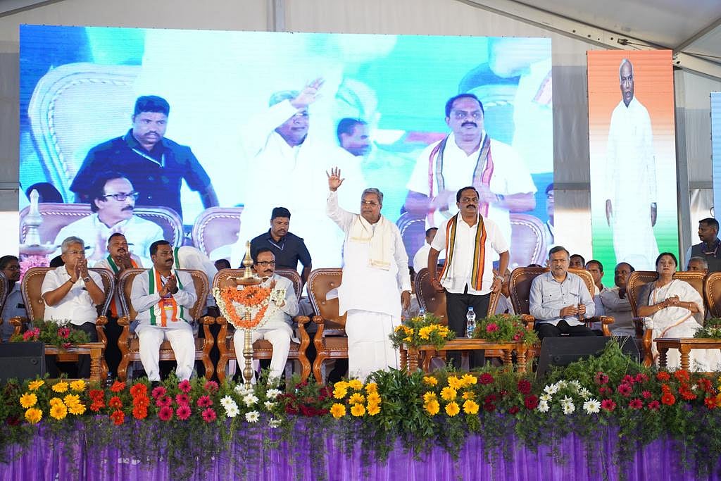 X/@Siddaramaiah : Siddaramaiah staged a dharna protesting against the delay in release of drought relief funds