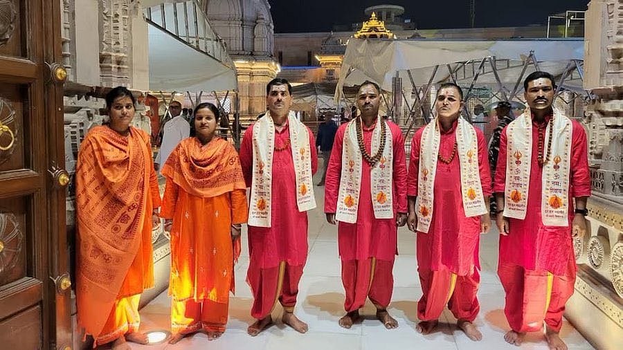 X/@ssaratht : Cops wearing priests' attire in Kashi Vishwanath Temple.
