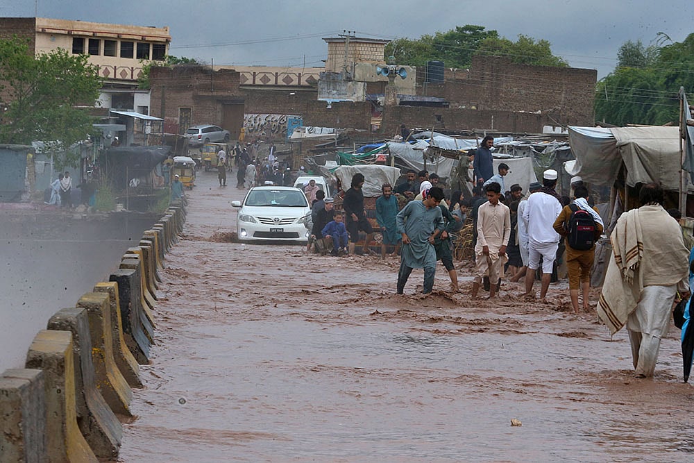 Photo: AP/Muhammad Sajjad : Pakistan Rains