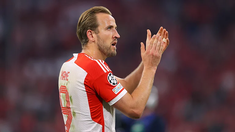 Harry Kane applauds supporters after Bayern Munich's draw with Real Madrid. - null
