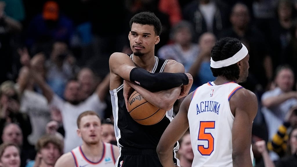 AP/Eric Gay : Victor Wembanyama (centre) of San Antonio Spurs clutches the ball as they defeat the New York Knicks in an NBA game in San Antonio on March 30, 2024.
