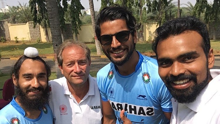 Indian Hockey team players with former head coach of the Indian team, Roelant Oltmans. - Photo: X/ @16Sreejesh