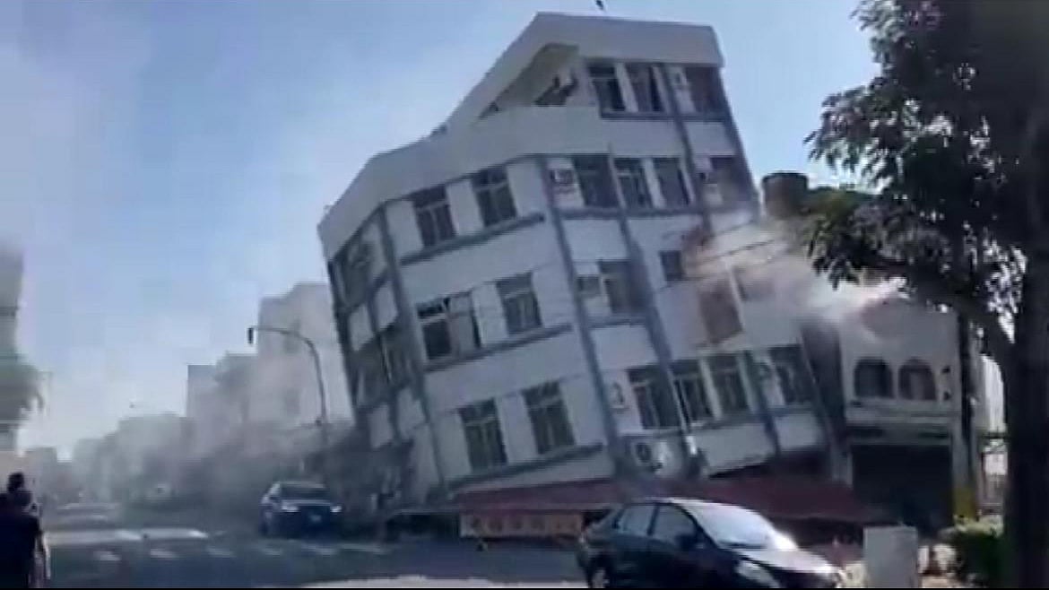 X/@RikGlauert
 : 7.4 Magnitude Earthquake Hits Taiwan | 