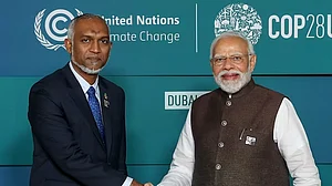 PTI/File : Maldives President Mohamed Muizzu (L) with PM Narendra Modi (R)