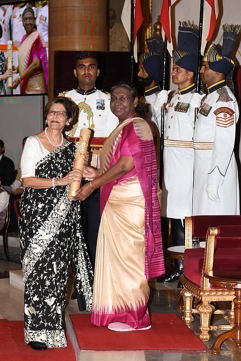 President Droupadi Murmu presented the Padma Shri Trade & Industry to Kalpana Morparia.