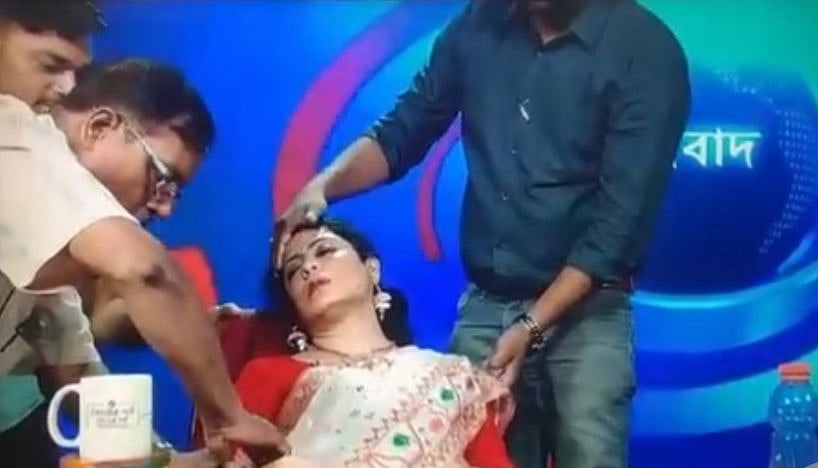 Facebook/Lopamudra Sinha : News anchor Lopamudra Sinha fainted amid a bulletin about the heatwave