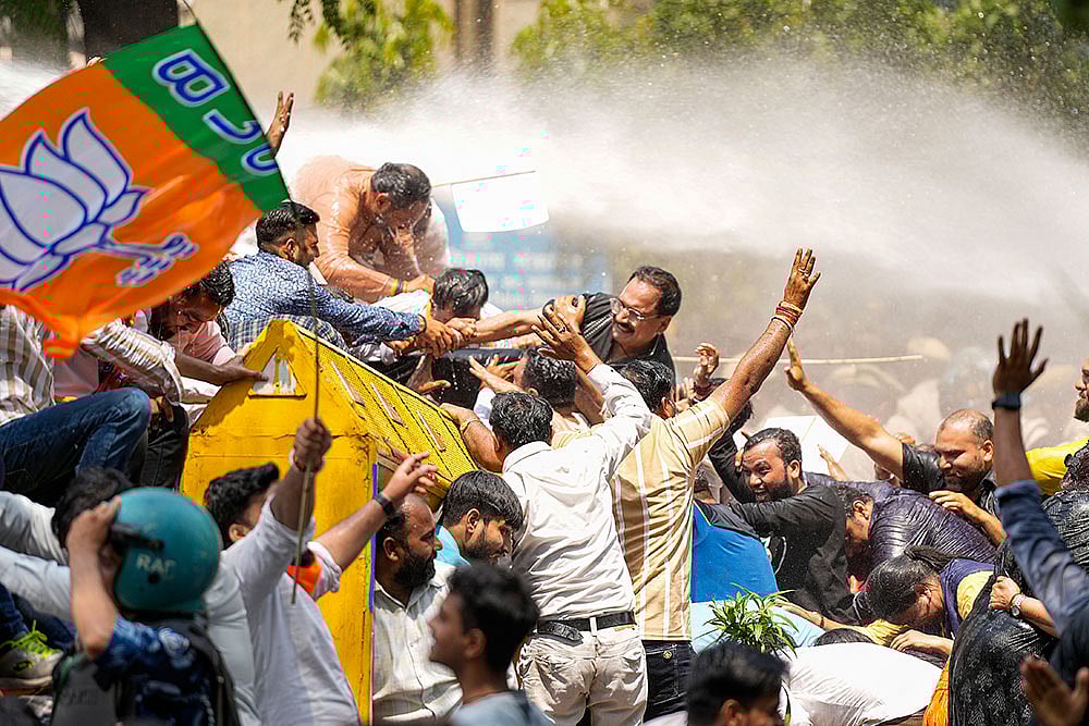 Photo: PTI/Vijay Verma : BJP protest against Kejriwal