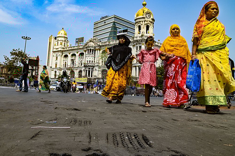 | Photo: PTI : Weather: Heat wave in Kolkata