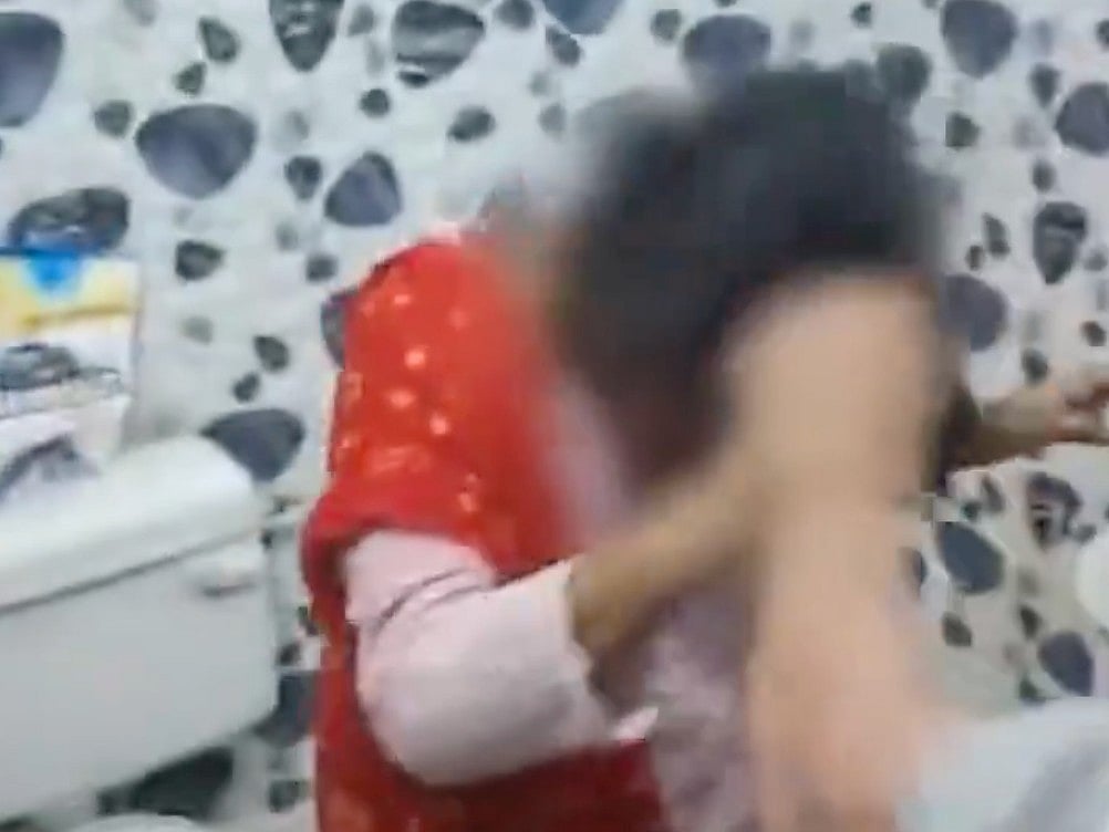 X/Screengrab : Doctor Catches Wife With 2 Men In Hotel Room, Thrashes Them |