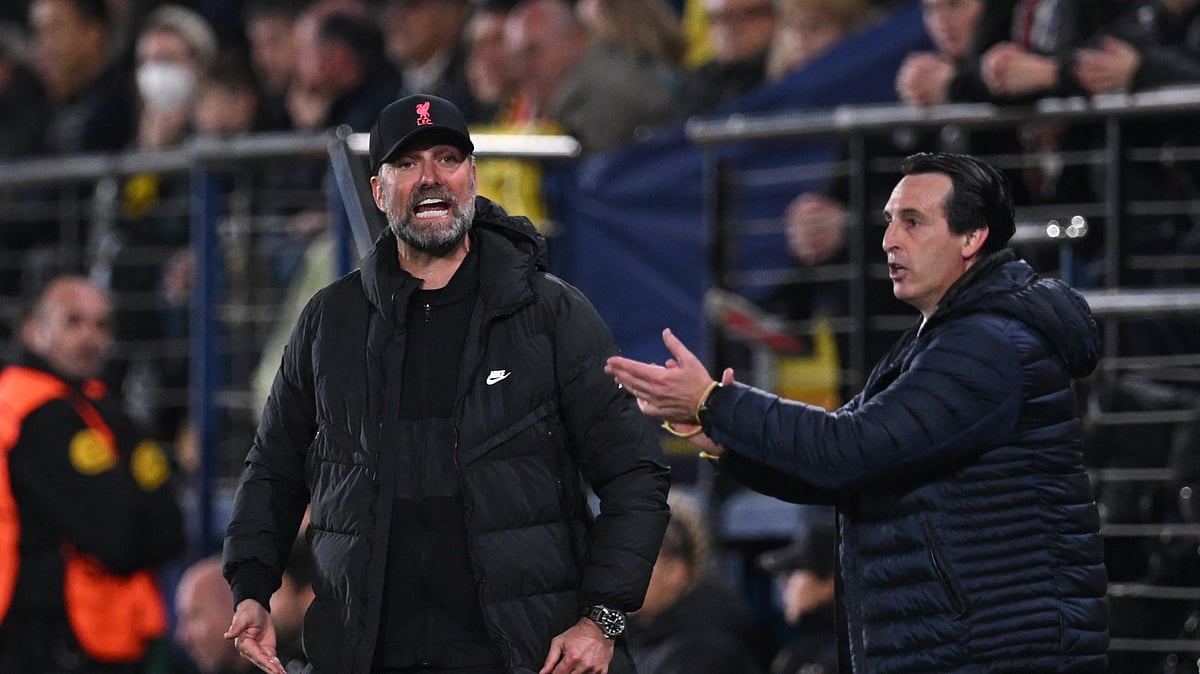 File : Unai Emery (r) and Jurgen Klopp bark out instructions.